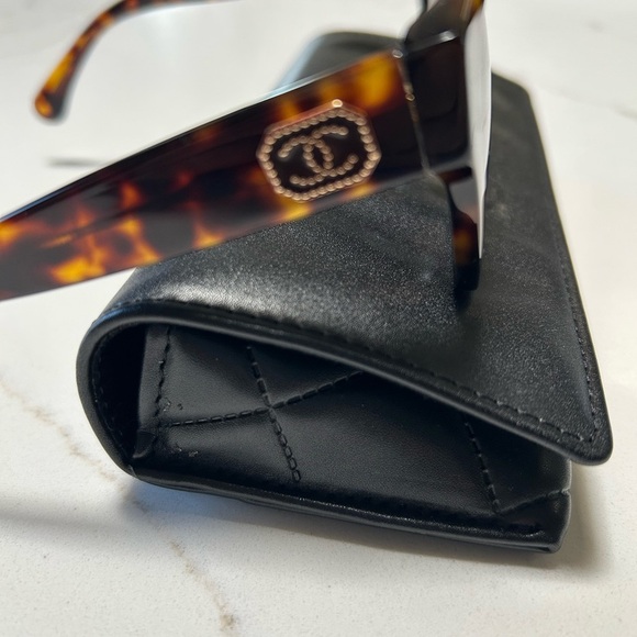 CHANEL Brown Tortoise Sunglasses Gift Ready main image 6